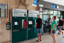 Fahrkartenschalter am Bahnhof, Levanto, Italien