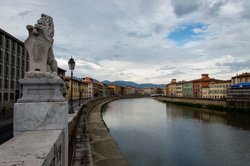 Der Fluss Arno, Pisa, Italien