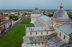 Blick vom Schiefen Turm auf die Kathedrale, Pisa, Italien