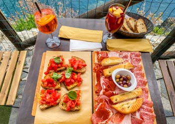 Lokaler Aperitif in der Nessun Dorma Bar, Manarola, Italien