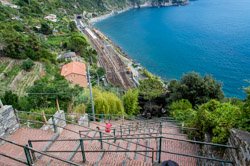 Escadaria que leva à estação, Corniglia, Itália