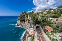 Vista da estação e escadaria pelo drone, Corniglia, Itália