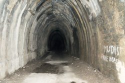 Túnel oscuro hacia Guvano (playa nudista libre), Corniglia, Italia