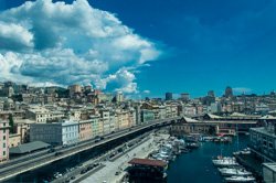 La vista dal tetto del Museo del Mare, Genova, Italia