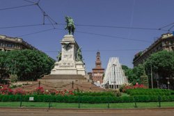 Statua di Garibaldi e castello Sforzesco, Milano, Italia