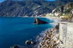 La spiaggia in primavera, Monterosso, Italia