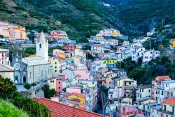 Kirche Hl. Johannes der Täufer und Blick aufs Dorf, Riomaggiore, Italien