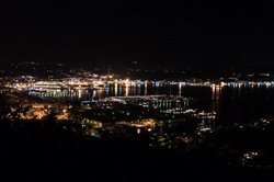 Veduta del porto dalla strada per Riomaggiore di notte, La Spezia, Italia