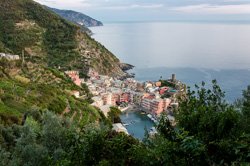 Widok z Lazurowej Ścieżki w kierunku Monterosso, Vernazza, Włochy