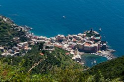 Vista do Santuário de Reggio, Vernazza, Itália